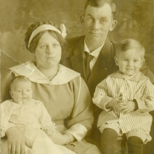 Mãe cansada segurando novo bebê menino menino orgulhoso papai 1910 RPPC foto real cartão postal