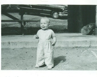 1950s feliz bebé de pie fuera de la gran sonrisa 50s Vintage fotografía negro blanco foto