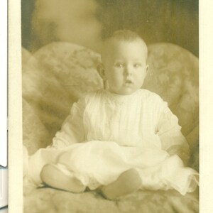 メアリー ジーン ウィリス カメラを見ている女の赤ちゃん 1910 年代 RPPC 実写ポストカード写真
