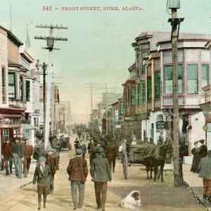 Front Street Nome Alaska Antica cartolina dell'epoca della corsa all'oro Non spedita Persone che camminano Cane seduto Estate
