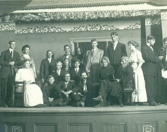 Jeunes acteurs sur scène en costume de personnage Photo d'école RPPC antique Real Photo Carte postale
