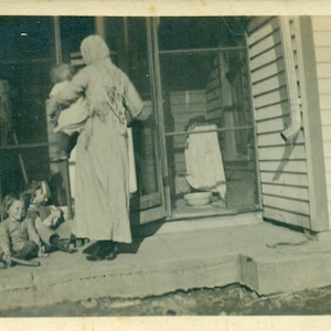 忙しいお母さん 1910 年代 赤ちゃんを抱っこして網戸を開ける子供たち RPPC 実写ポストカード ヴィンテージ アンティーク 白黒写真 写真