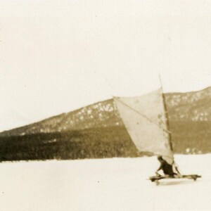 Foto di una barca a vela sul ghiaccio dell'Alaska degli anni '20, lago Kenai, slitta invernale, fotografia antica