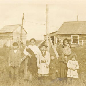 Antique Alaska indigène esquimau famille mère nouveau bébé enfants Akutan Bering mer village photo photographie vintage