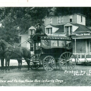 Skagway Alaska Mrs Pullen House Bus Horse Wagon RPPC Cartolina con foto reali degli anni '50 Ristampa