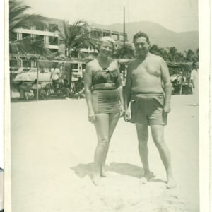 Pais americanos típicos dos anos 1950 em férias no México Trajes de banho de praia RPPC Foto real Cartão postal Foto preta e branca