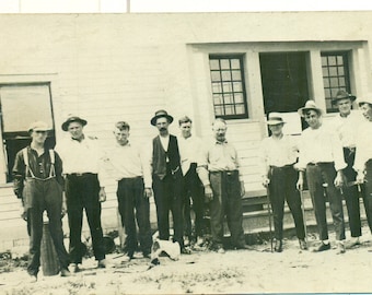 Komische Gruppe Männer 2, die versuchen, kühl zu sein Gehstöcke einer in übergroßen Hosen Antike RPPC reale Foto-Postkarte