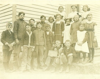 Klassenfoto-Kinder, die draußen Lehrer-Tafel-Jungen-Mädchen-antike RPPC reale Foto-Postkarte stehen