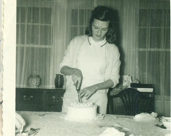 1957 adolescente chica corte pastel de cumpleaños 1950s foto Vintage negro blanco Fotografía imagen