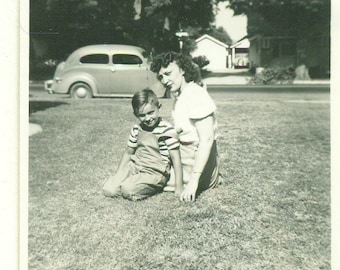 1940s madre e hijo en general fuera de coche en street Park 40s Vintage fotografía blanco blanco foto