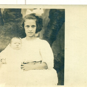 Grande sœur tenant gingembre nouveau-né des années 1910 Antique RPPC Real Photo Carte postale Photographie