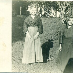 Années 1910 Petites grandes filles vêtues de trop grandes jupes Cheveux fait lunettes Antique RPPC Real Photo Carte postale
