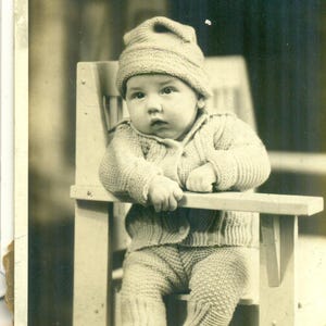 Kleines Baby in Strick Outfit Hut Cardigan Hose 1910s Antike RPPC Real Photo Postkarte sitzend 1910s