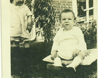 anni 1920 baby Boy Billy Allen seduto fuori vecchio viso 20s Vintage fotografare nero bianco seppia foto