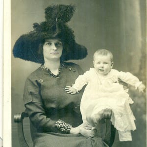 Bébé en mouvement avec une mère élégante, chapeau de plumes géantes, portrait en studio, vraie carte postale photo RPPC antique