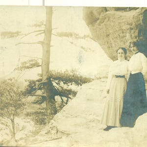 1916 IL Ladies Standing On Rock Cliff by Lake Vacation, gemaild antiek RPPC-briefkaart met echte foto