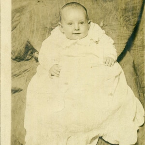 1909 IL schattig babyportret gemaild met bericht geschreven door de baby antieke RPPC-briefkaart met echte foto