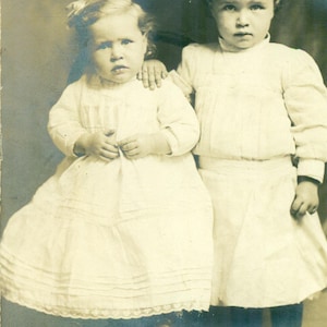 Carte postale avec photo réelle Charleston MO, petite soeur bouleversée, portrait en studio des années 1910, antique RPPC