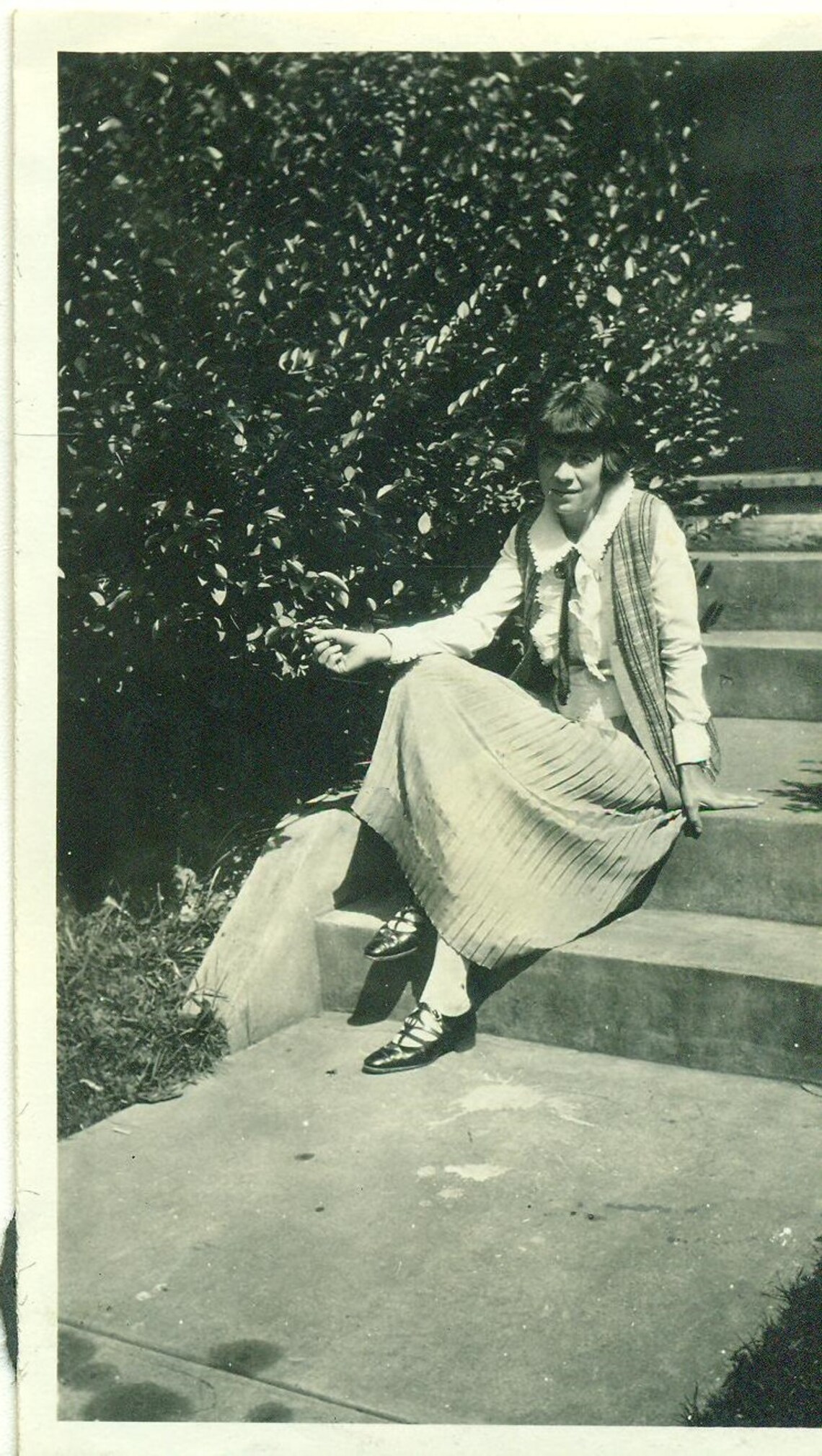 flapper with short shirt