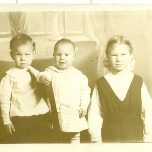 Big Sister Little Brother Standing Baby Kids Portrait 1910s RPPC Real Photo Postcard Photographie Black White Photo
