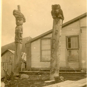 Capo Wrangell Alaska scuote casa totem pali accovacciato orso balena tlingit foto fotografia antica