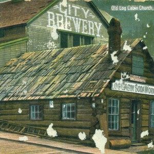 1912 Juneau Alaska Old Log Cabin Church Next To City Brewery Cartolina a colori antichi spedita