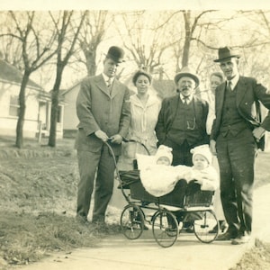 Primos em carrinho de bebê Mães Pais Vovô Cachimbo Bebês Anos 1910 RPPC Foto real Cartão postal Fotografia