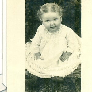 Baby Mädchen 1910er Jahre Antike RPPC Real Photo Postkarte mit Pausbäckchen