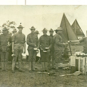 WW1 Soldats Chow Line Pour Camp De Tente Alimentaire Tenant Des Assiettes Tasses Antique RPPC Real Photo Carte Postale