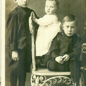 Verunsicherte Kinder Besorgte Blicke auf Gesichter Studio Portrait Antike RPPC Echtfoto-Postkarte