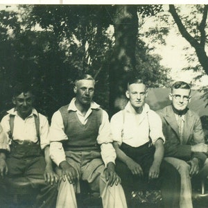 1935 Todos los hijos de mi niña y niño amigos niños en una fila RPPC real Foto Postal Fotografía Blanco Negro Foto