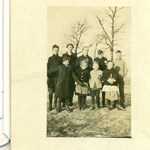 Bauernhof Familie Kinder außerhalb Winter Mäntel Halten Spielzeug suchen um 1910er Jahre RPPC echte Foto Postkarte antike Fotografie