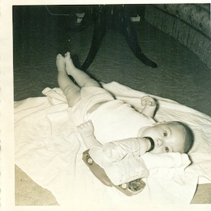 Spielzeug Auto Baby Flasche Halter Papa Ingenuity 1950er Jahre Vintage Foto schwarz weiß Foto