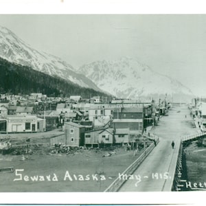 Seward Alaska maggio 1915 Cartolina fotografica RPPC anni '50 Ristampa Main Street Town