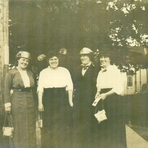 Happy Laughing Sisters Mesdames tenant un sac à main en maille, un chapeau et une photo, une vraie carte postale photo antique RPPC