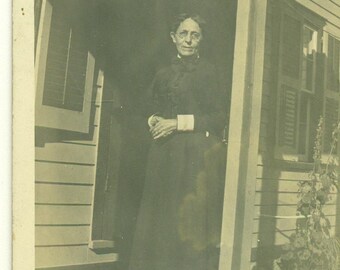 Sofie Randall blanco mujer de pie en el porche 1910s RPPC real foto postal antique fotografía blanco negro foto