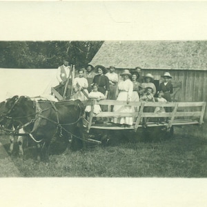 Przejażdżka wozem rolniczym Zespół wołów ciągnących wóz pełen ludzi Dzieci Kobiety Lata 1910. XX w. RPPC Antyczna prawdziwa pocztówka ze zdjęciem Czarno-białe zdjęcie