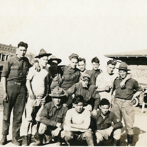 Soldados de la Primera Guerra Mundial en Colorado conduciendo gafas protectoras WM Cooper Son Garage Town Square Foto de grupo Postal antigua con foto real de RPPC