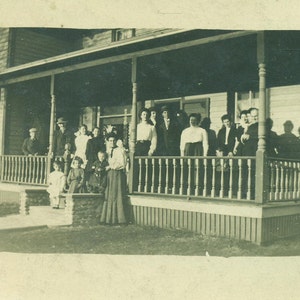 Antike RPPC Familie stehend auf Der Veranda Victorian House Echt Foto Postkarte Vintage Schwarz-Weiß Fotografie