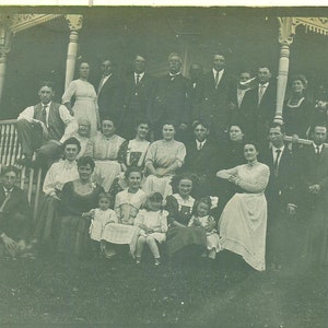 Big Family Reunion Group Photo sur Victorian Porch 1910s RPPC Real Photo Postcard Photographie Black White Photo