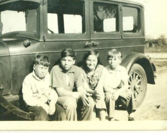 1936 Bill Cliff Countryman Herold Hand South Gate CA Sentado en Car Boys Brothers 30s Vintage Fotografía Negro Blanco Foto