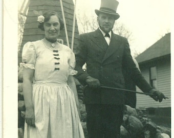 1935 paar in Victoriaanse kostuum jurk man vrouw windmolen partij 30s Vintage foto zwart-wit foto