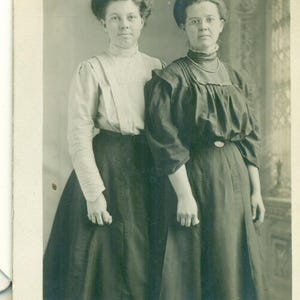 Augusta Engleman Carrie Lunte Sisters Standing Portrait Antique RPPC Carte postale photo réelle