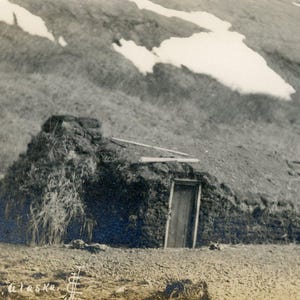 Antico Akutan Alaska nativo Aleut Inuit Barabara Sod House Foto Fotografia d'epoca Mare di Bering