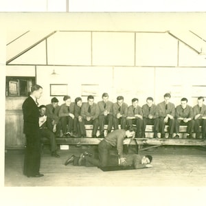 WW2 Ära Armee Soldaten Sanitäter Training Klasse Demonstration Lehrer 1940er RPPC Echt Foto Postkarte Fotografie