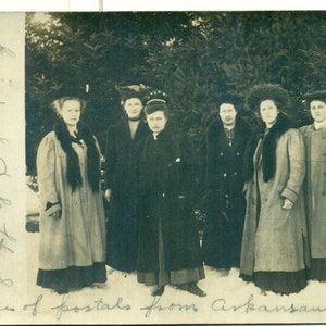 1907 Plum City WI Femmes debout à l’extérieur de la neige postée RPPC Real Photo Postcard