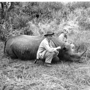1920s Safari Africano Homem Mulher Rinoceronte Pose Caçadores de Caça de Grande Porte Foto Antiga Fotografia