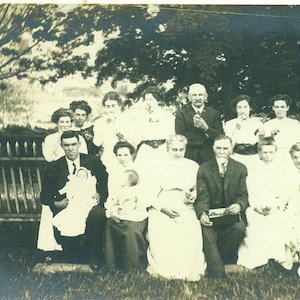 Réunion de famille Femmes mangeant les vieux grands-parents Bébés 1910 Picnic RPPC Real Photo Photo Black White Photo