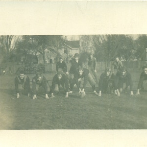 College Football Team Posing with Ball Coach Standing Back Boys RPPC Echt Foto Postkarte Fotografie