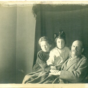 Liebevolle Familie Halten Hände Decke über Fenster Mutter Vater Mädchen RPPC Echt Foto Postkarte Fotografie
